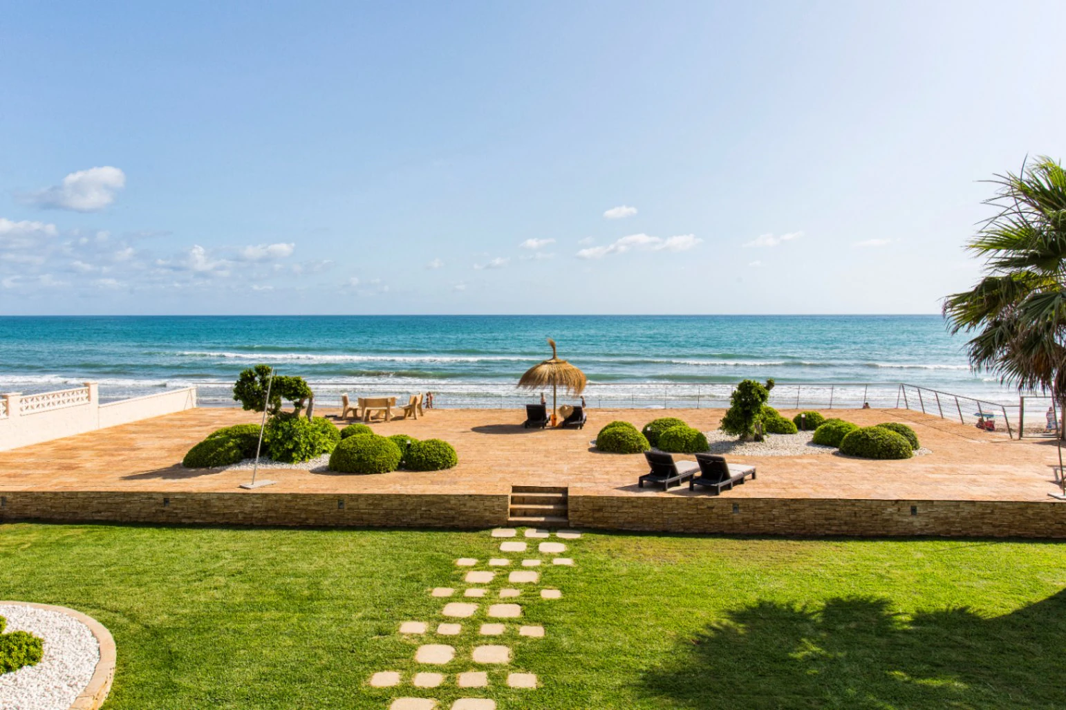 Espectacular casa en primera línea de playa – Un paraíso frente al mar
