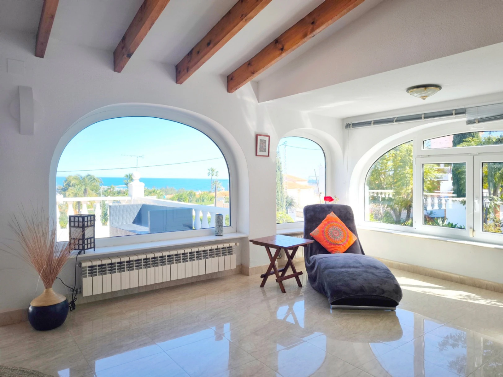 Villa con apartamento de invitados y vistas al mar en Dénia