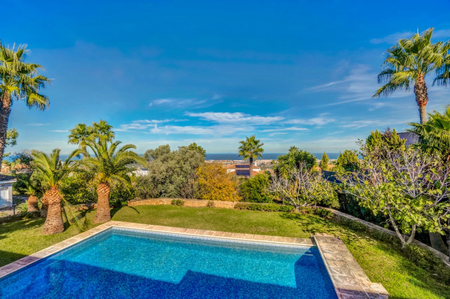Villa exclusiva con vistas abiertas al mar, la montaña y el castillo de Dénia