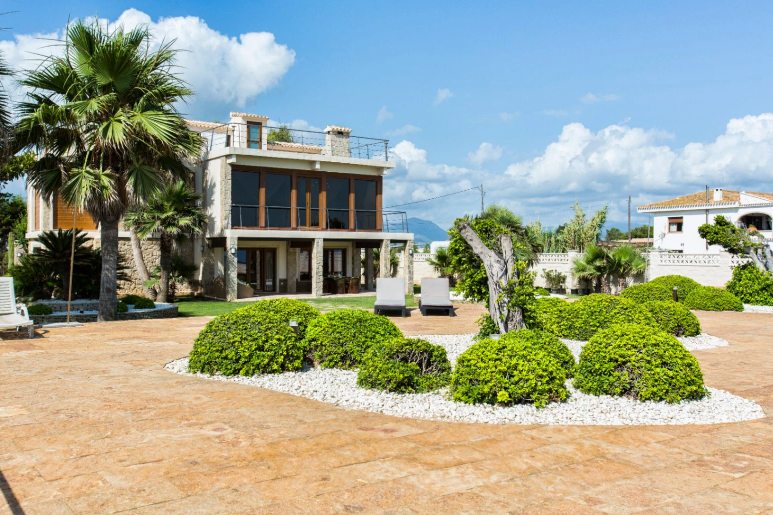 Espectacular casa en primera línea de playa – Un paraíso frente al mar