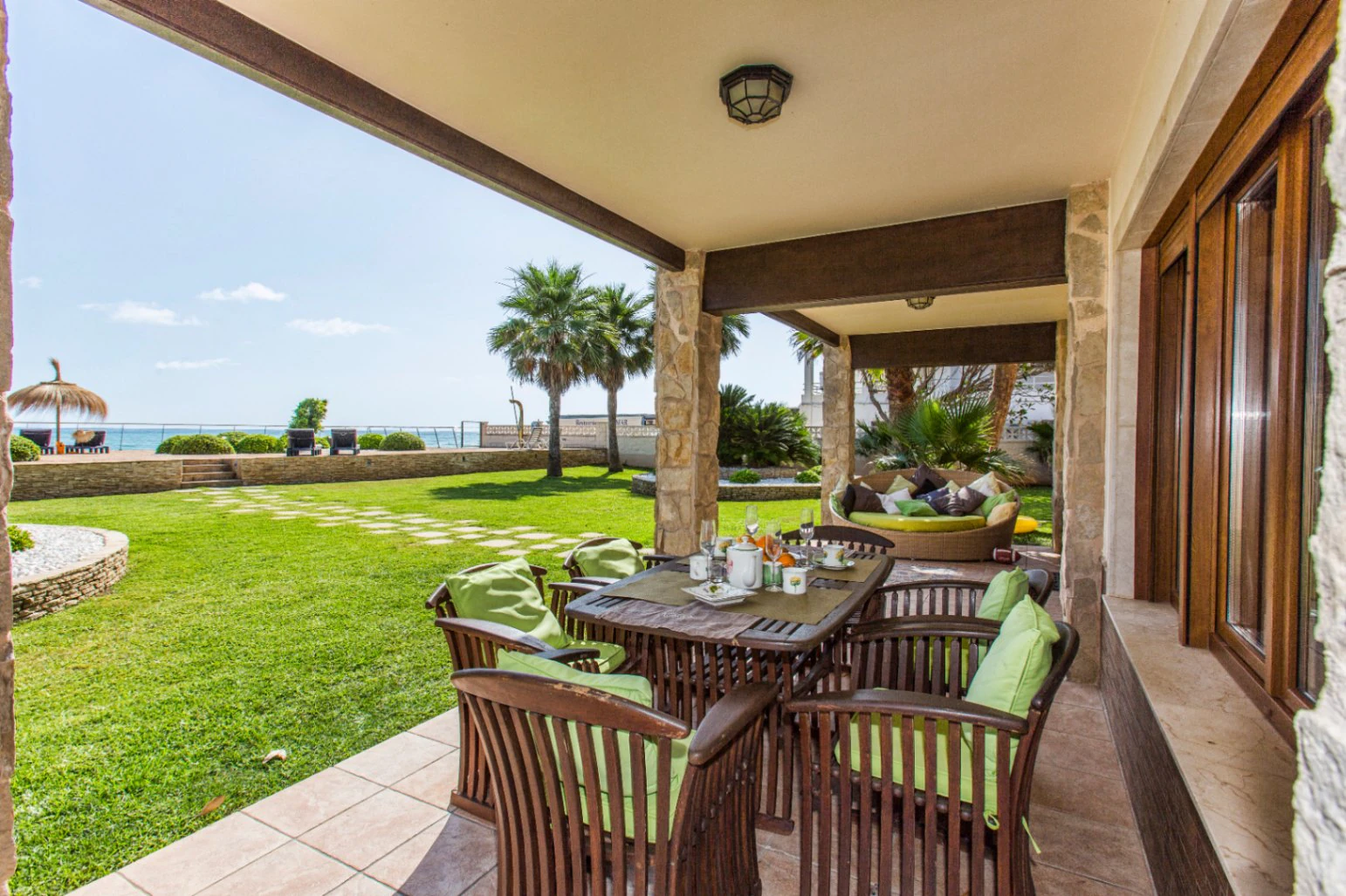 Espectacular casa en primera línea de playa – Un paraíso frente al mar