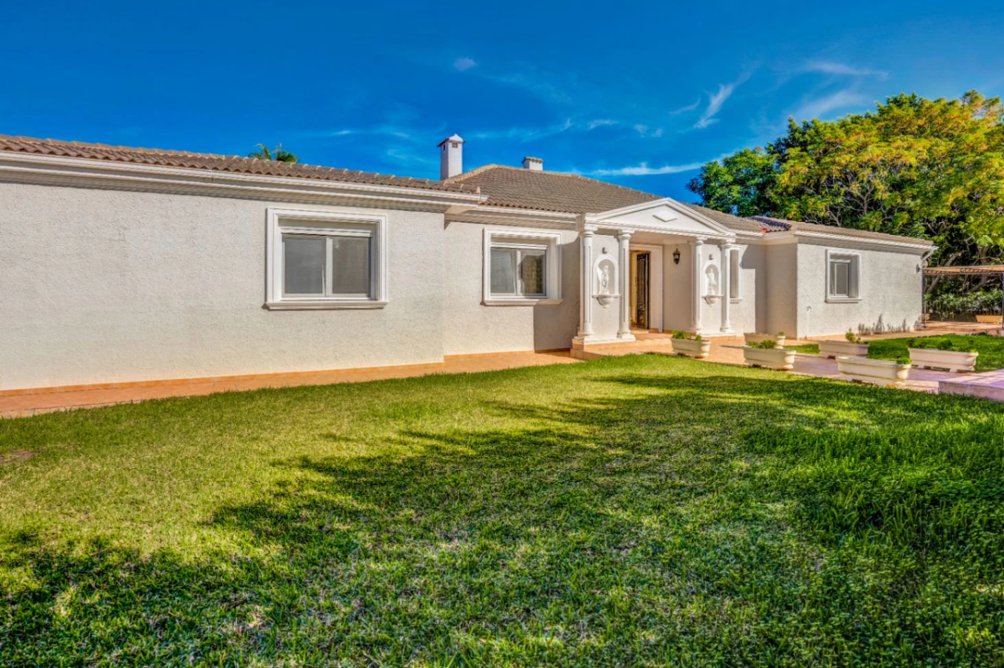 Villa exclusiva con vistas abiertas al mar, la montaña y el castillo de Dénia