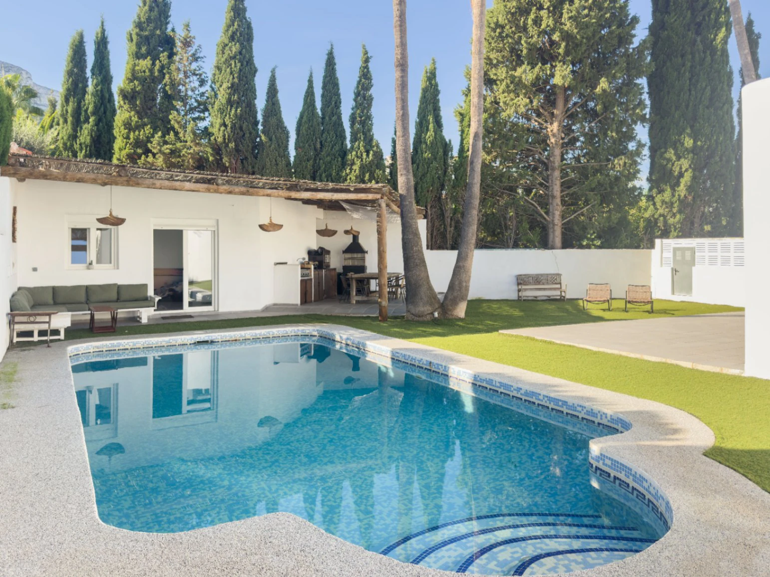 Chalet estilo moderno en venta en Denia con 5 dormitorios y piscina privada