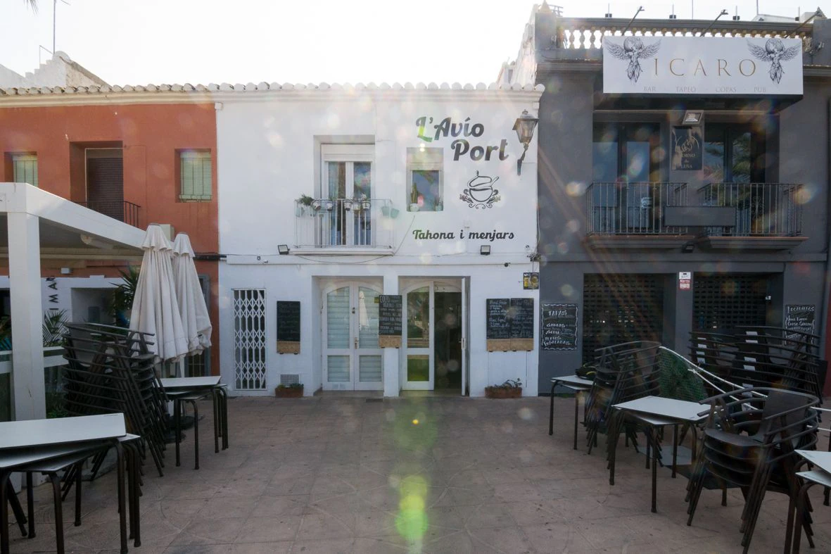Restaurante en pleno funcionamiento en el puerto de Dénia.