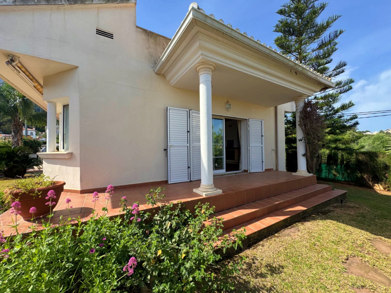 Chalet en venta en Denia, con preciosas vistas al mar y al montgó