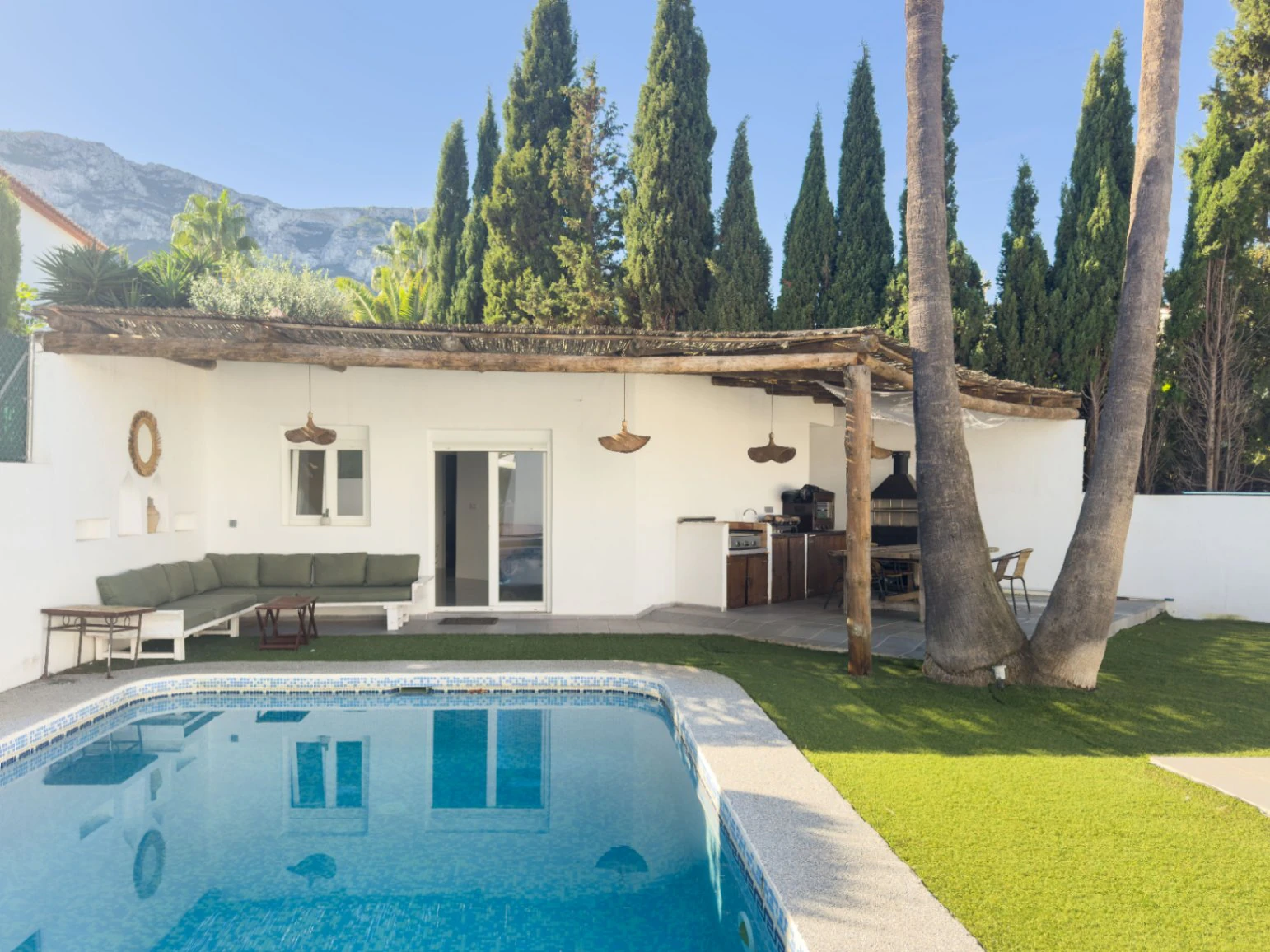 Chalet estilo moderno en venta en Denia con 5 dormitorios y piscina privada