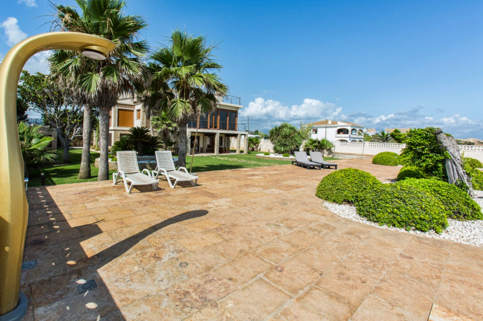 Espectacular casa en primera línea de playa – Un paraíso frente al mar