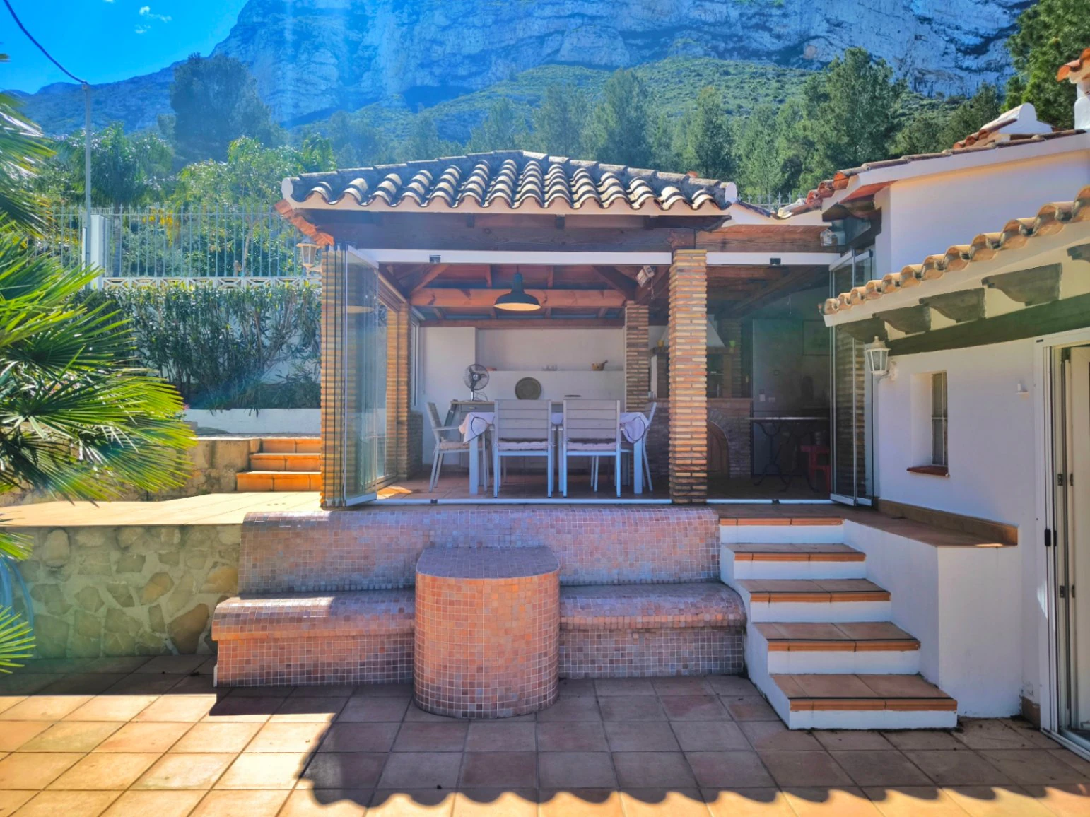 Villa con apartamento de invitados y vistas al mar en Dénia