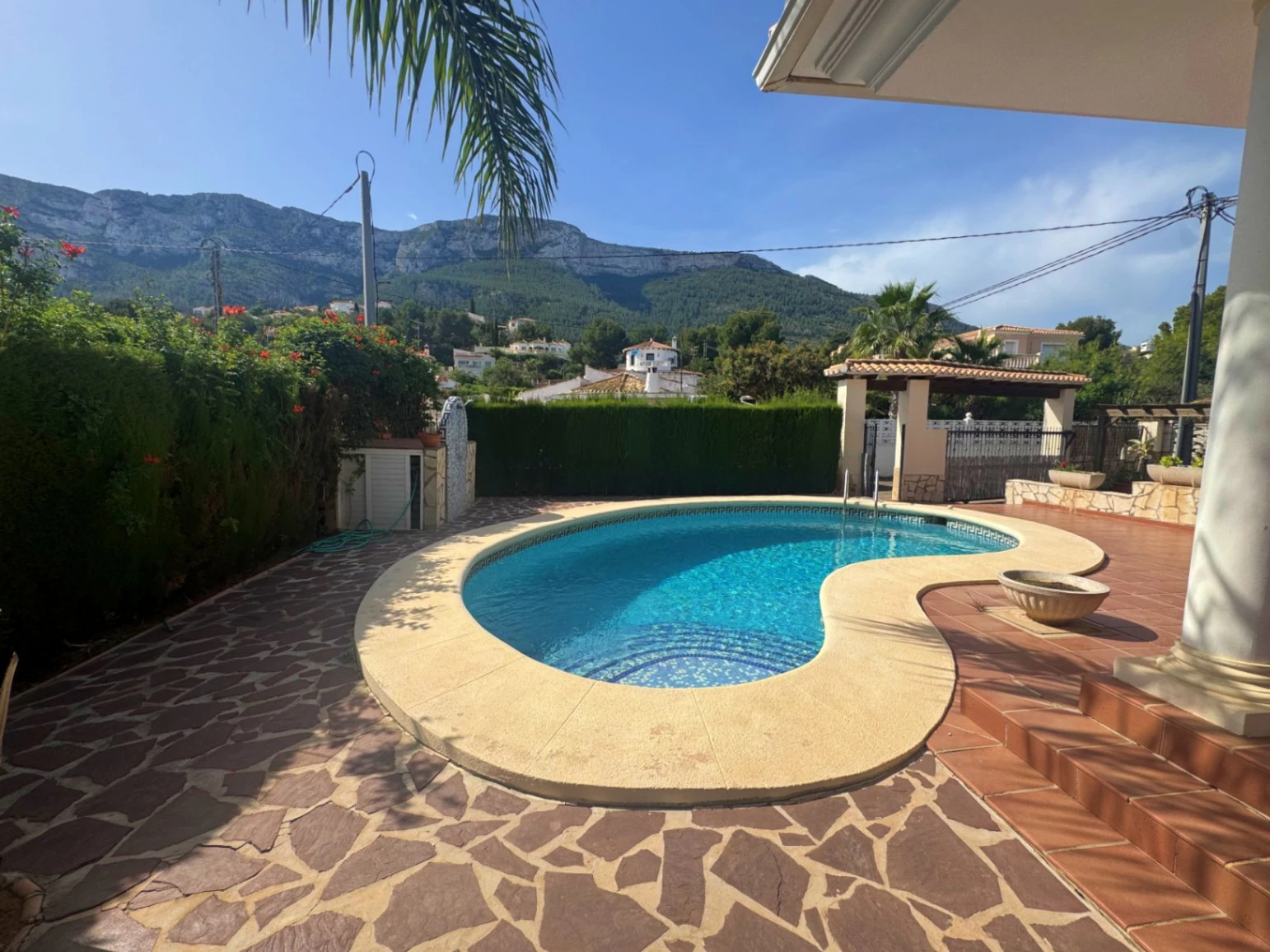 Chalet en venta en Denia, con preciosas vistas al mar y al montgó