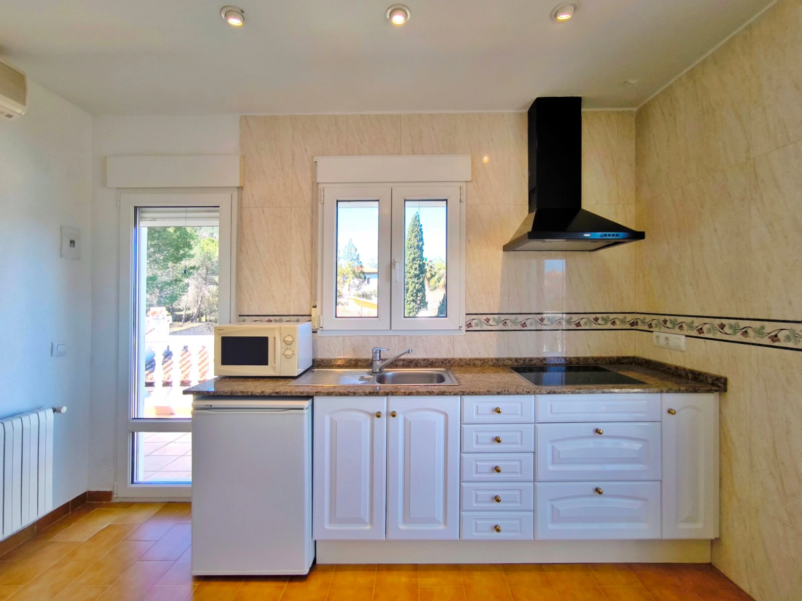 Villa con apartamento de invitados y vistas al mar en Dénia