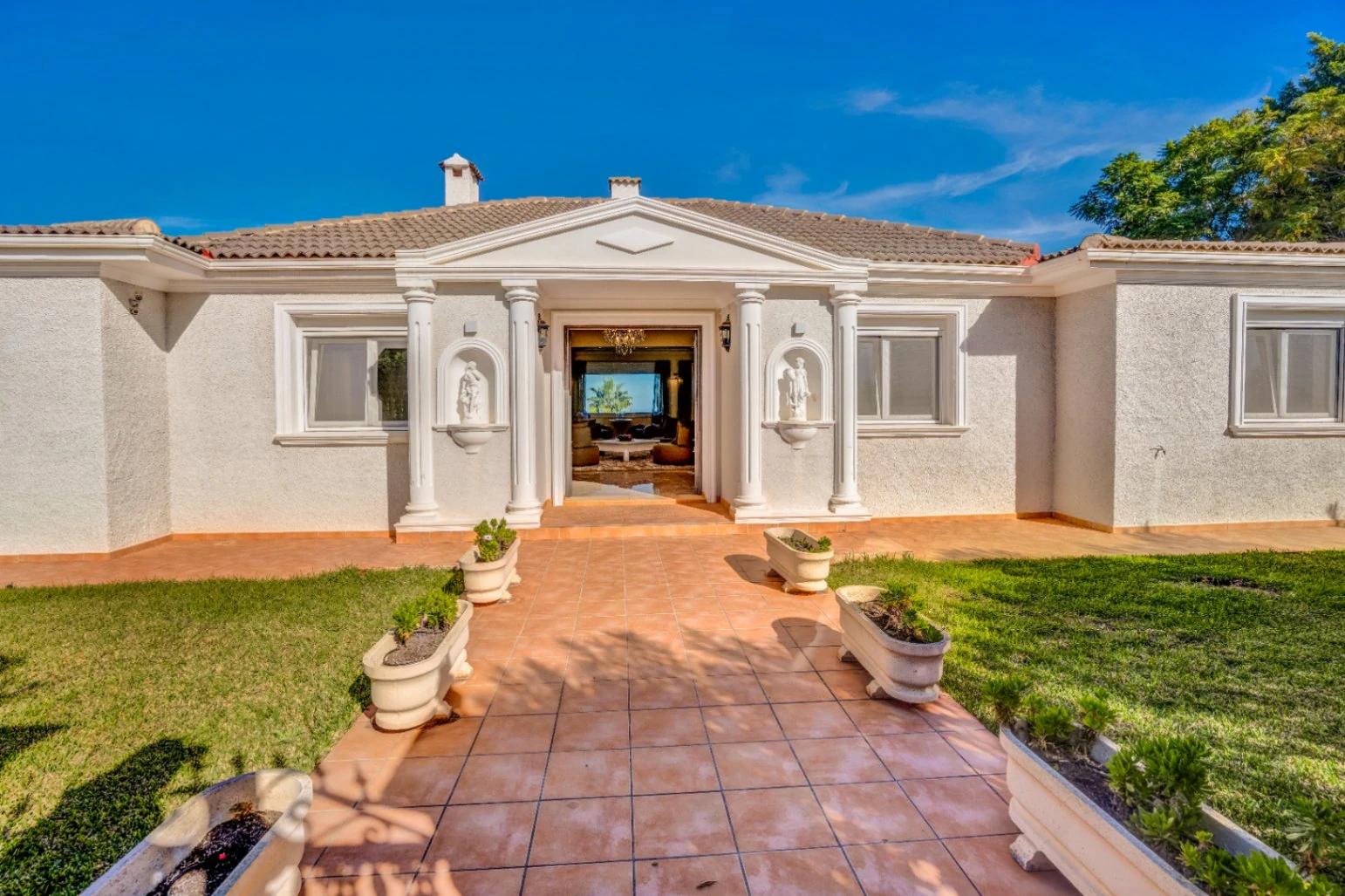 Villa exclusiva con vistas abiertas al mar, la montaña y el castillo de Dénia