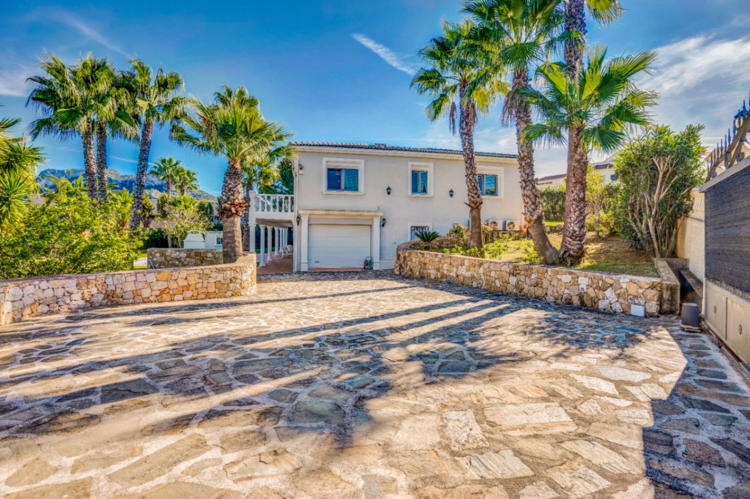 Villa exclusiva con vistas abiertas al mar, la montaña y el castillo de Dénia