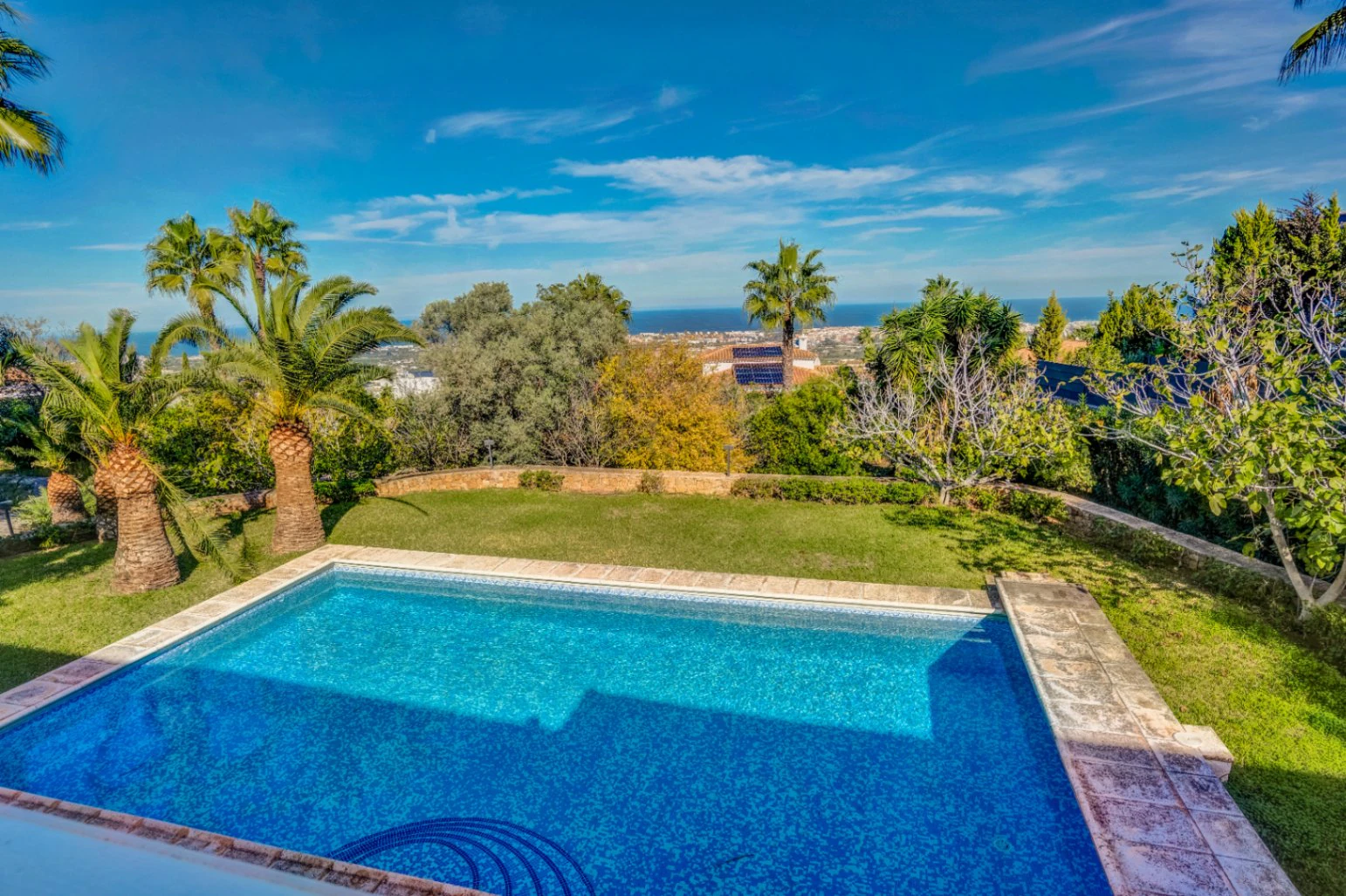 Villa exclusiva con vistas abiertas al mar, la montaña y el castillo de Dénia