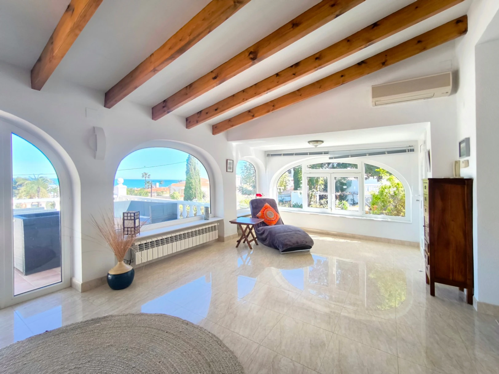 Villa con apartamento de invitados y vistas al mar en Dénia