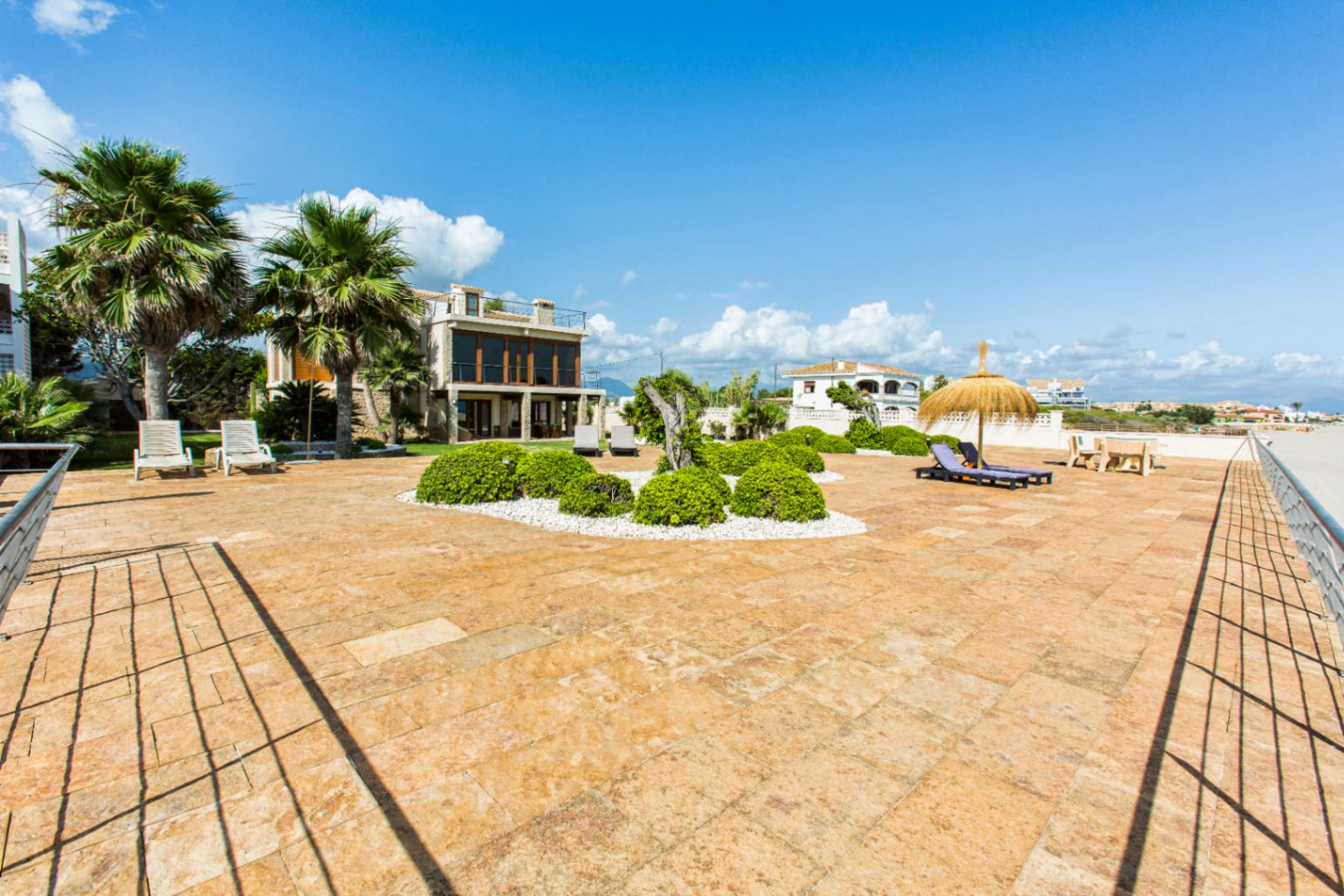 Espectacular casa en primera línea de playa – Un paraíso frente al mar