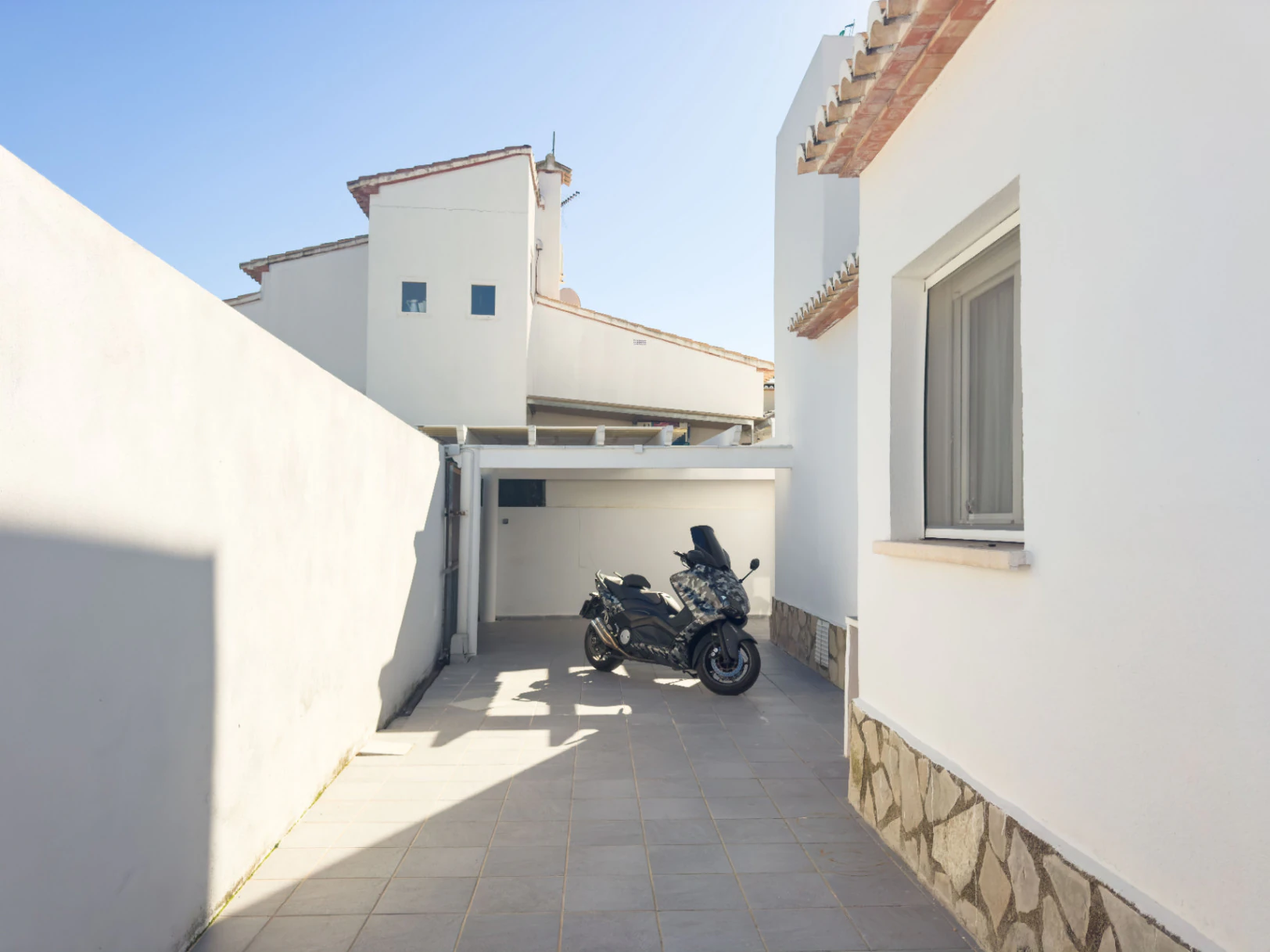 Chalet estilo moderno en venta en Denia con 5 dormitorios y piscina privada