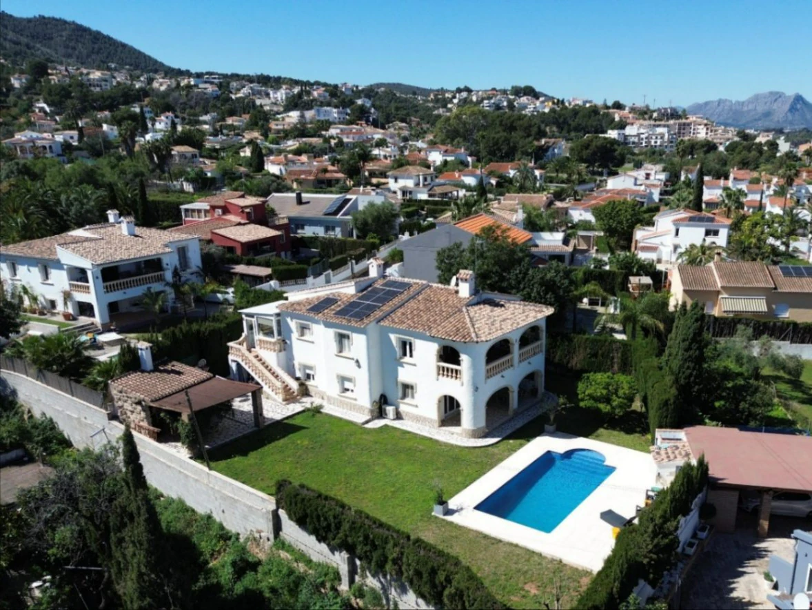 Villa de 3 dormitorios, apartamento de invitados y vistas al mar en el Montgó, Dénia