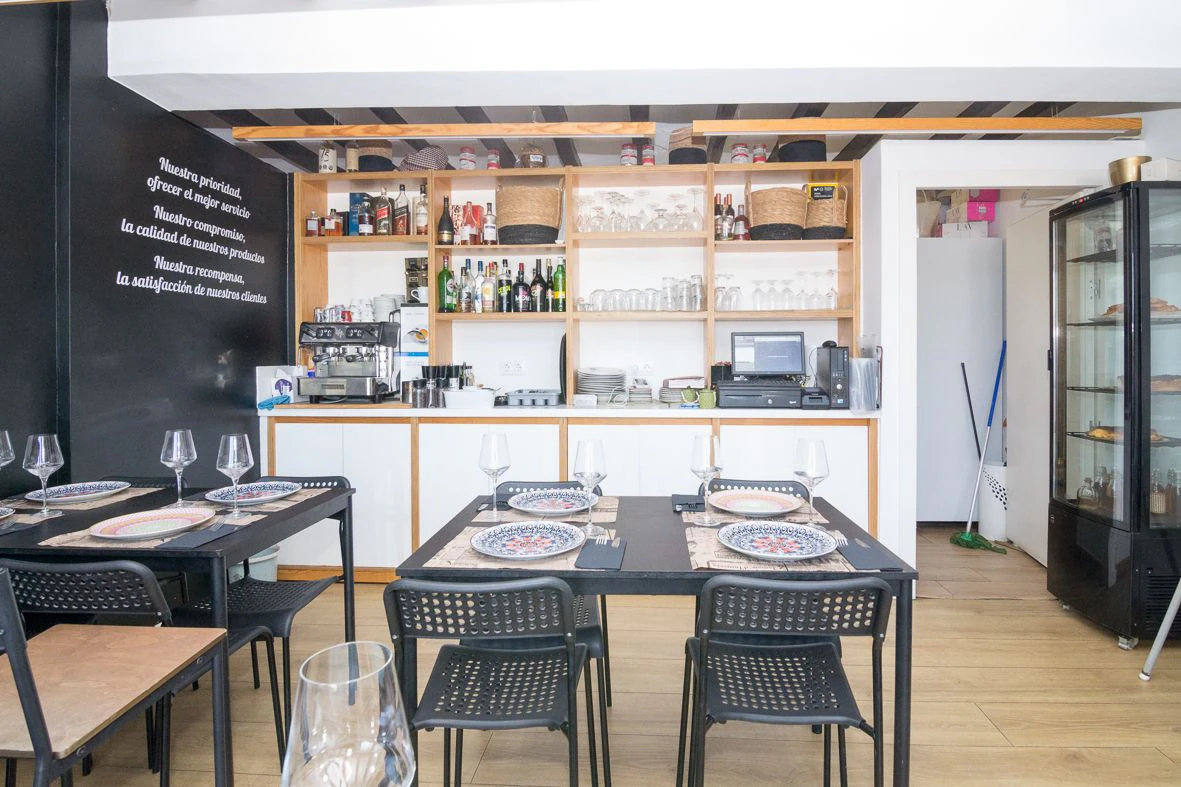 Restaurante en pleno funcionamiento en el puerto de Dénia.