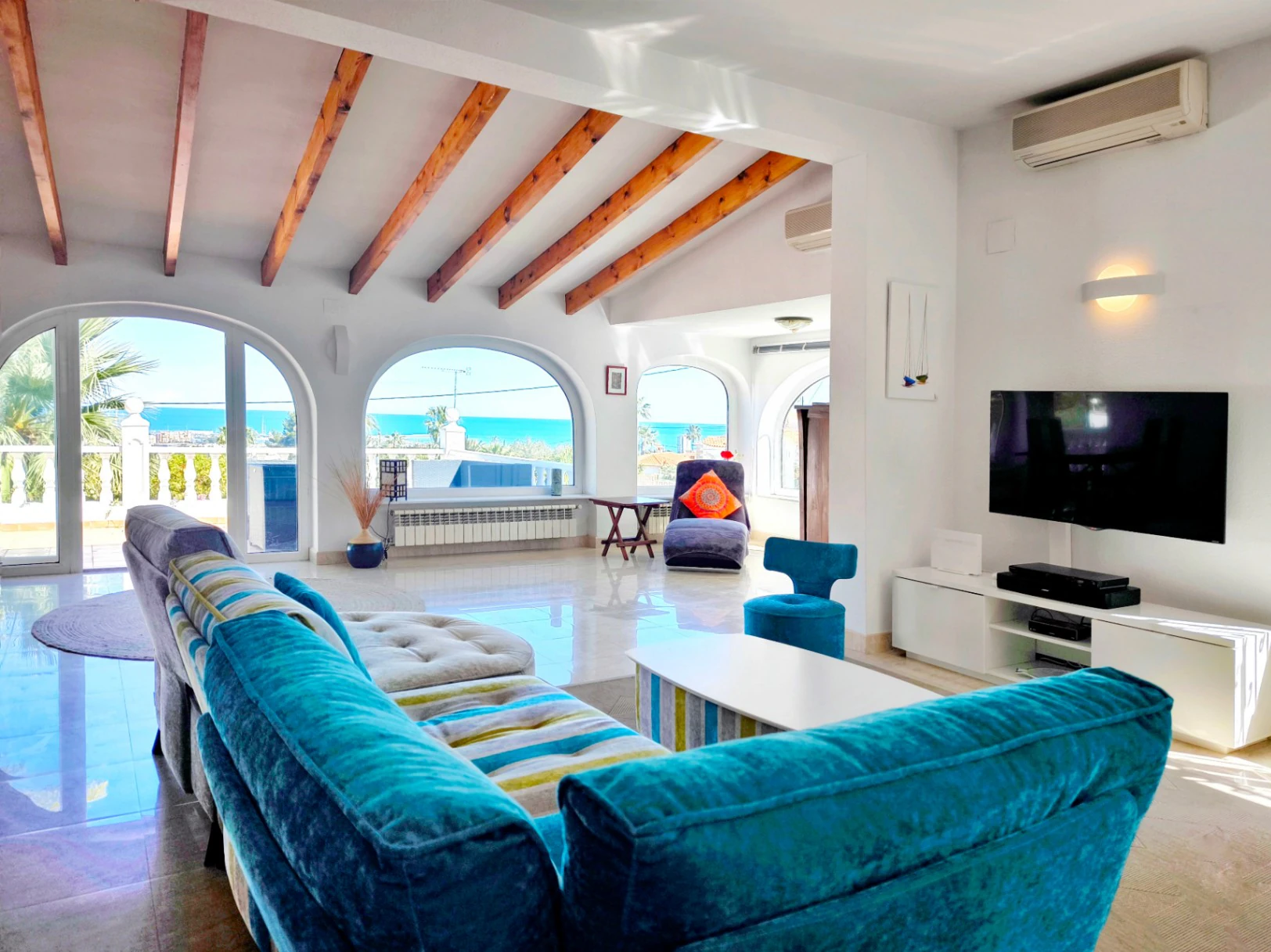 Villa con apartamento de invitados y vistas al mar en Dénia