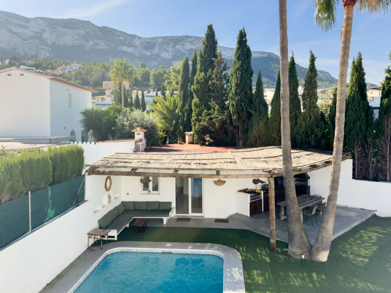 Chalet estilo moderno en venta en Denia con 5 dormitorios y piscina privada