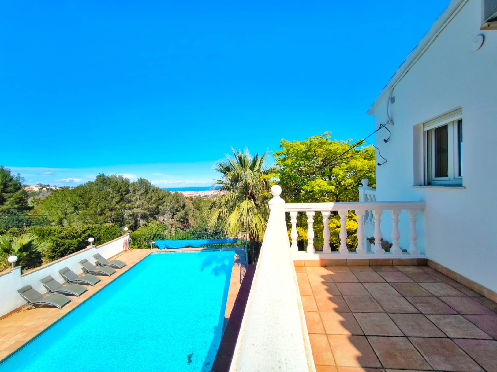 Villa con apartamento de invitados y vistas al mar en Dénia
