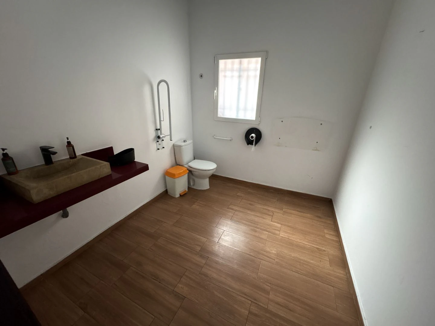 Local comercial habilitado para hostelería en Dénia.