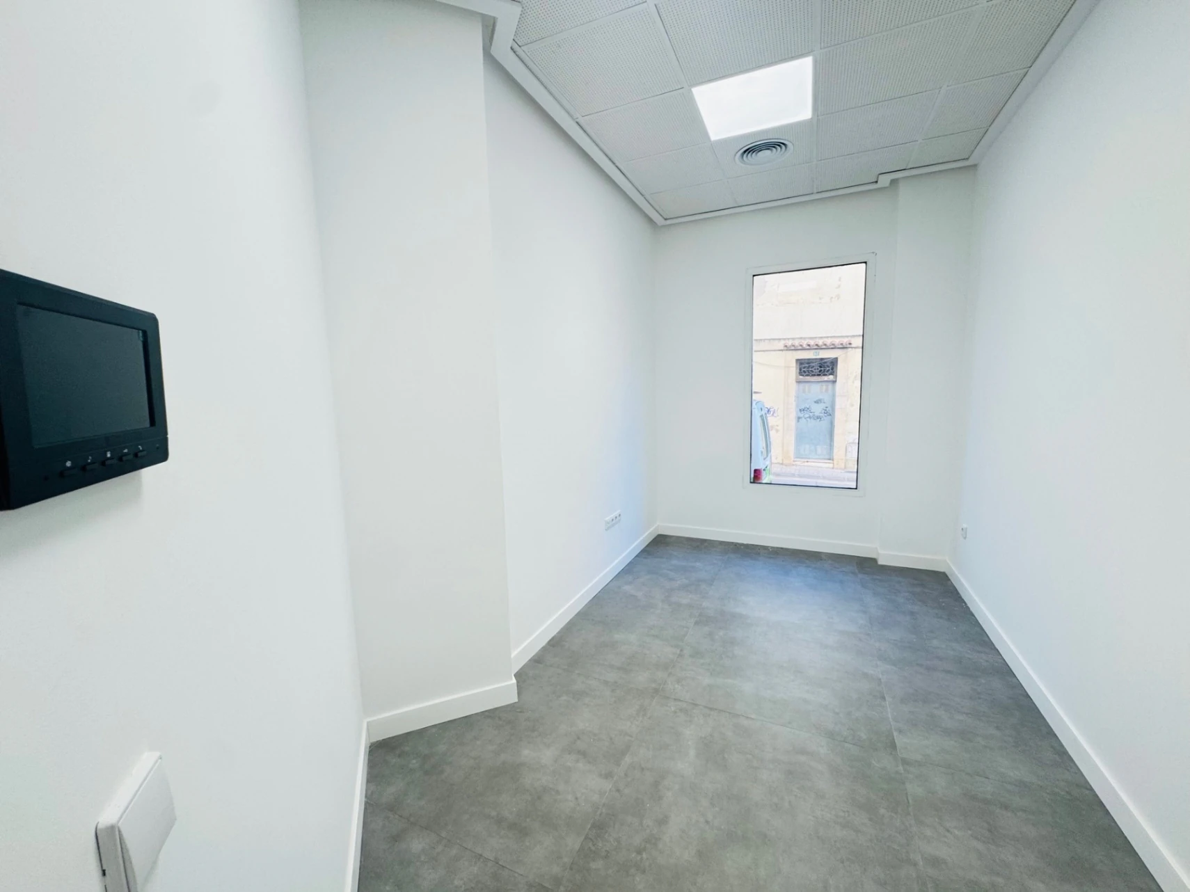Denia. Alquiler oficinas independientes en bajo comercial. Opción alquiler local entero .