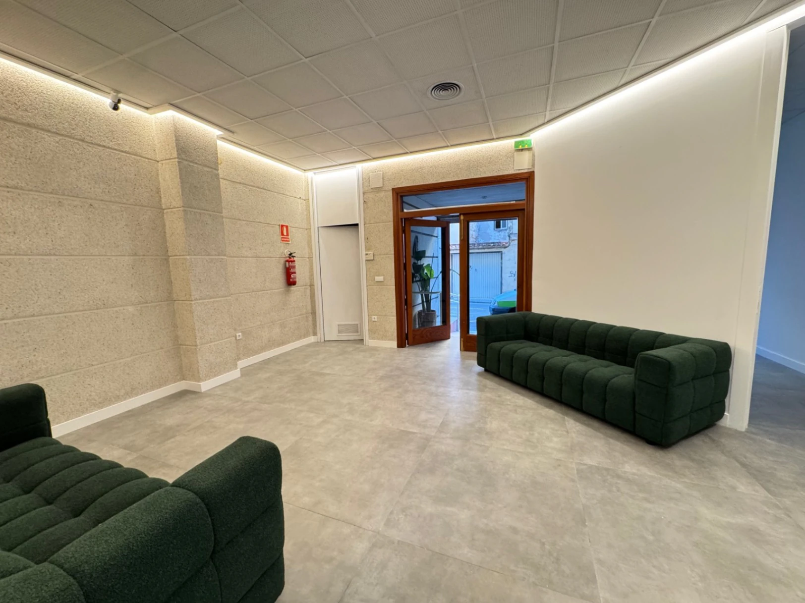 Denia. Alquiler oficinas independientes en bajo comercial. Opción alquiler local entero .