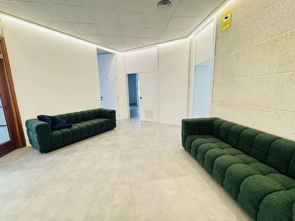 Denia. Alquiler oficinas independientes en bajo comercial. Opción alquiler local entero .