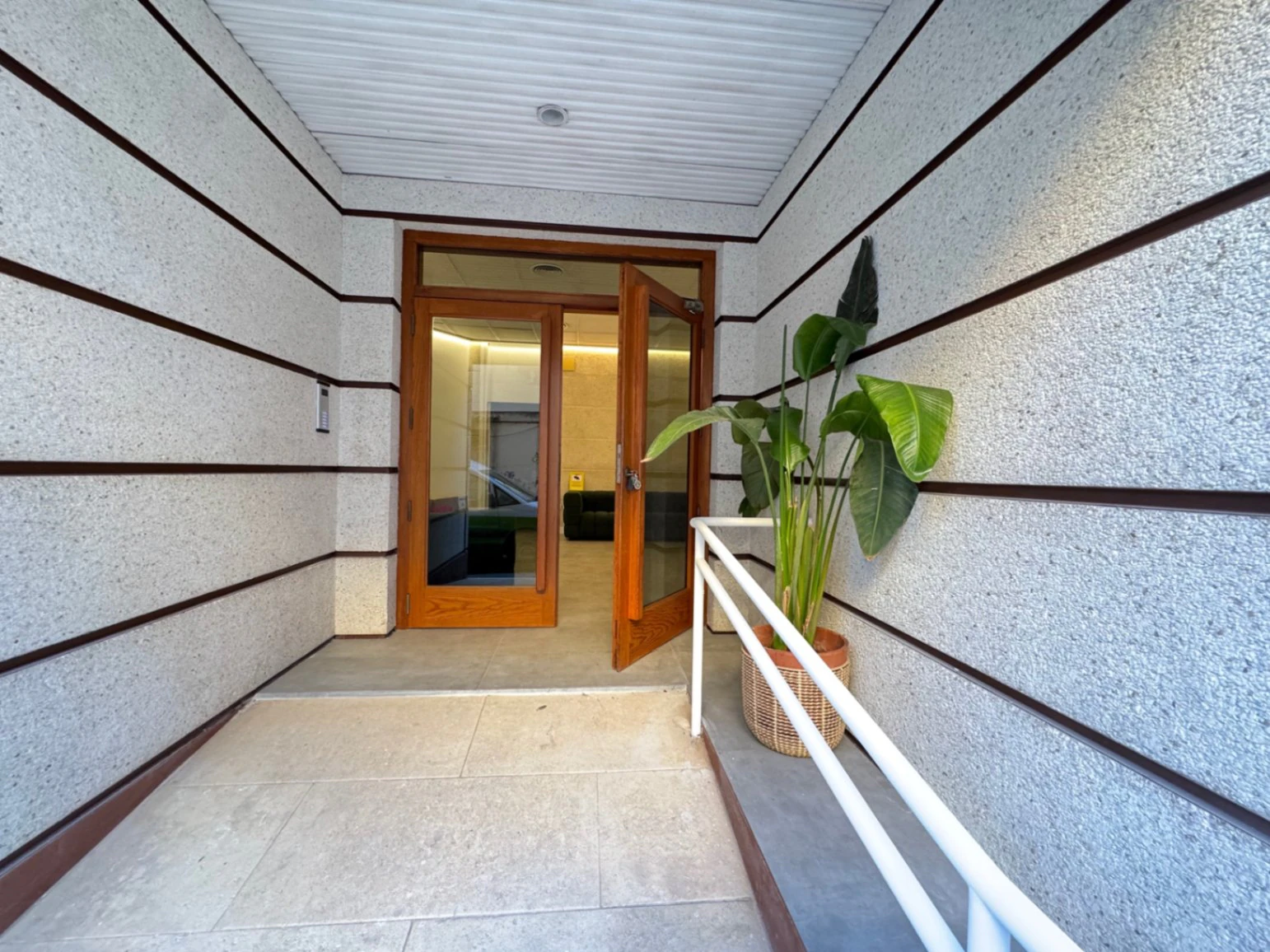 Denia. Alquiler oficinas independientes en bajo comercial. Opción alquiler local entero .