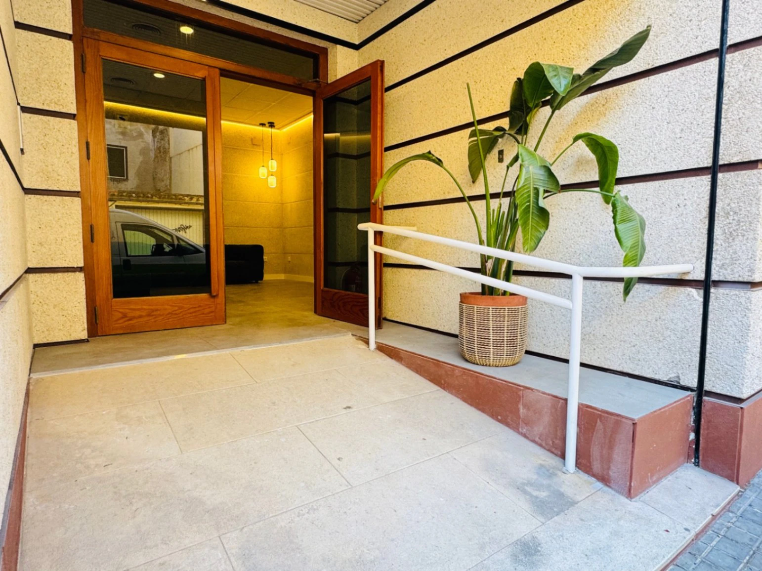 Denia. Alquiler oficinas independientes en bajo comercial. Opción alquiler local entero .