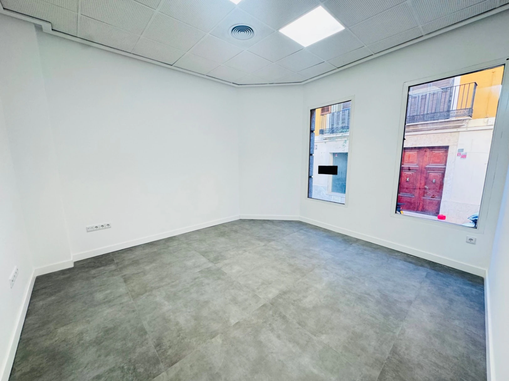 Denia. Alquiler oficinas independientes en bajo comercial. Opción alquiler local entero .