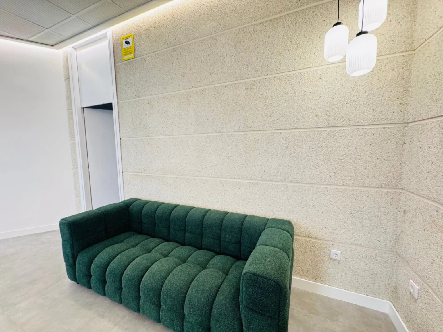 Denia. Alquiler oficinas independientes en bajo comercial. Opción alquiler local entero .