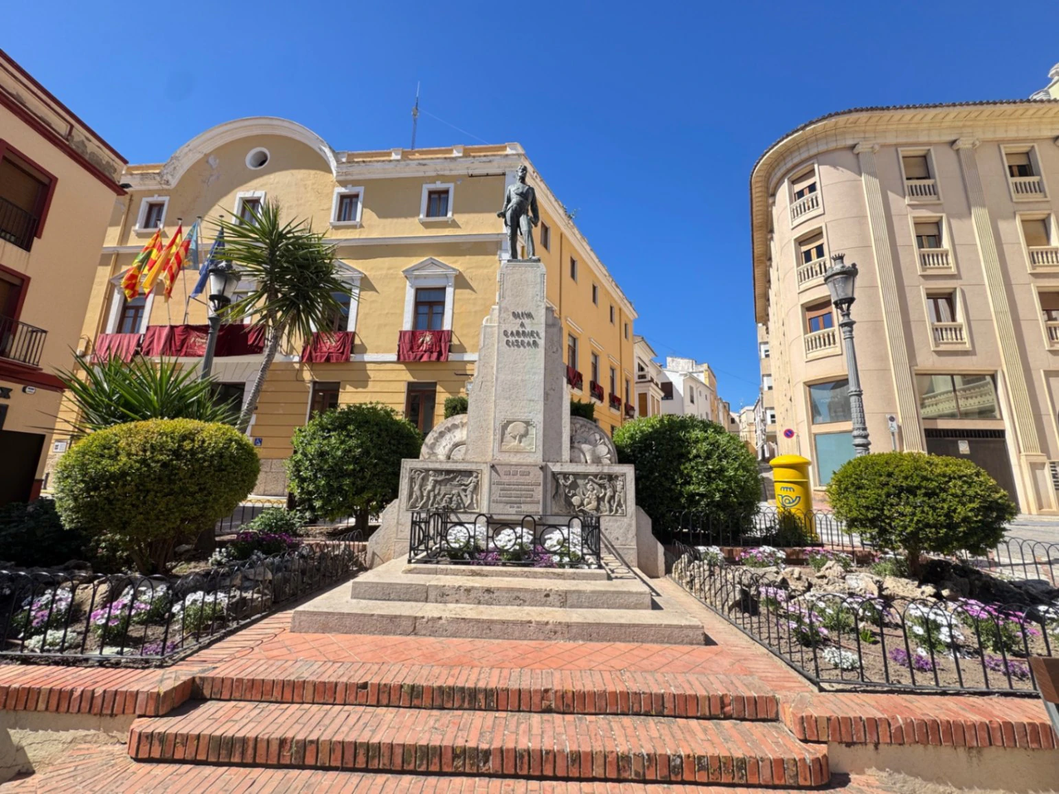 Casa de pueblo en centro Oliva con 3 viviendas dentro