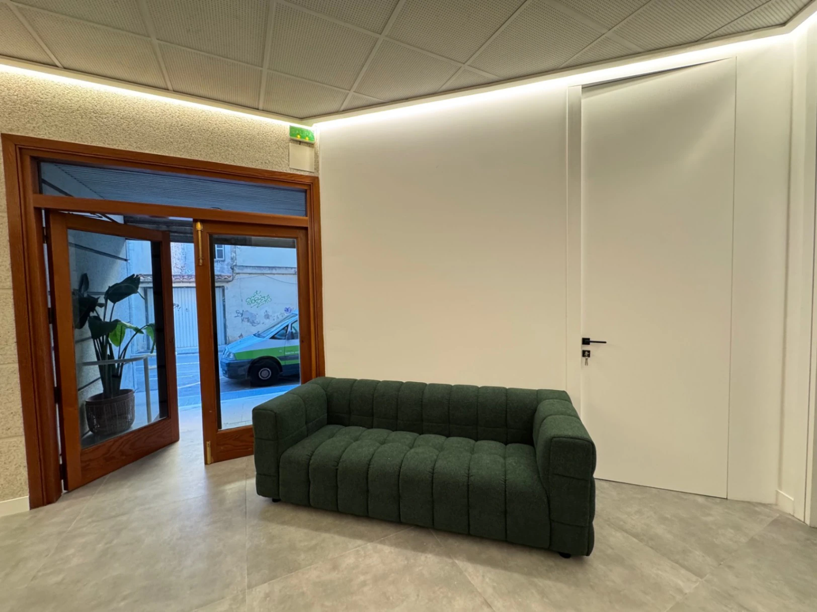 Denia. Alquiler oficinas independientes en bajo comercial. Opción alquiler local entero .