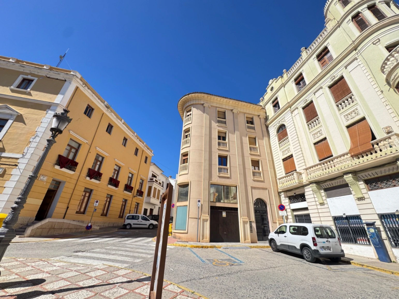 Casa de pueblo en centro Oliva con 3 viviendas dentro