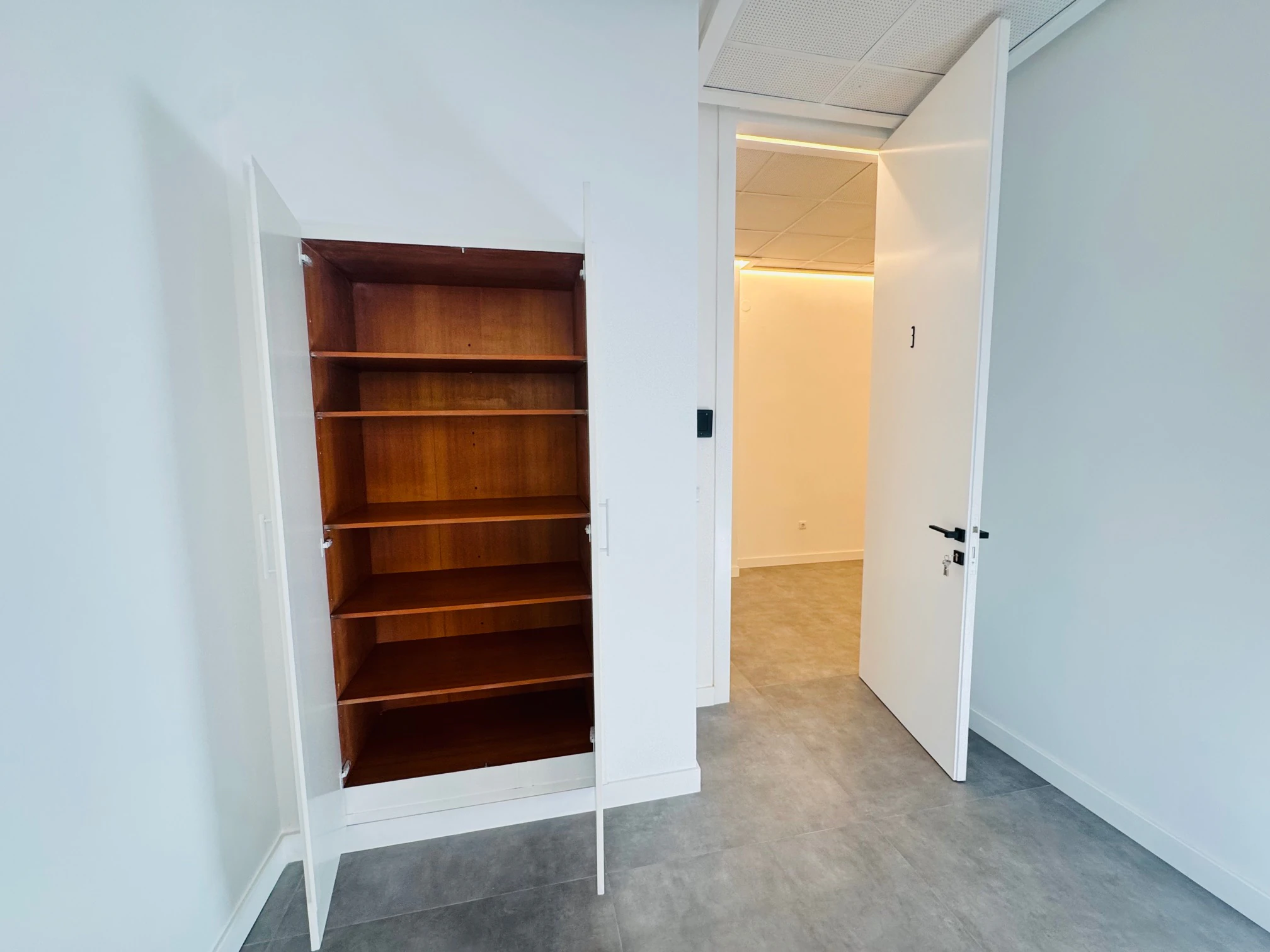 Denia. Alquiler oficinas independientes en bajo comercial. Opción alquiler local entero .