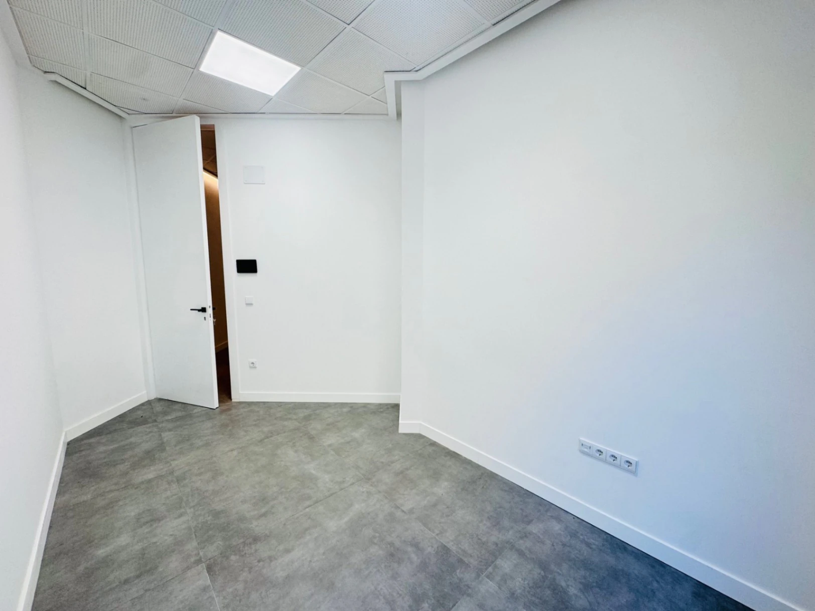 Denia. Alquiler oficinas independientes en bajo comercial. Opción alquiler local entero .