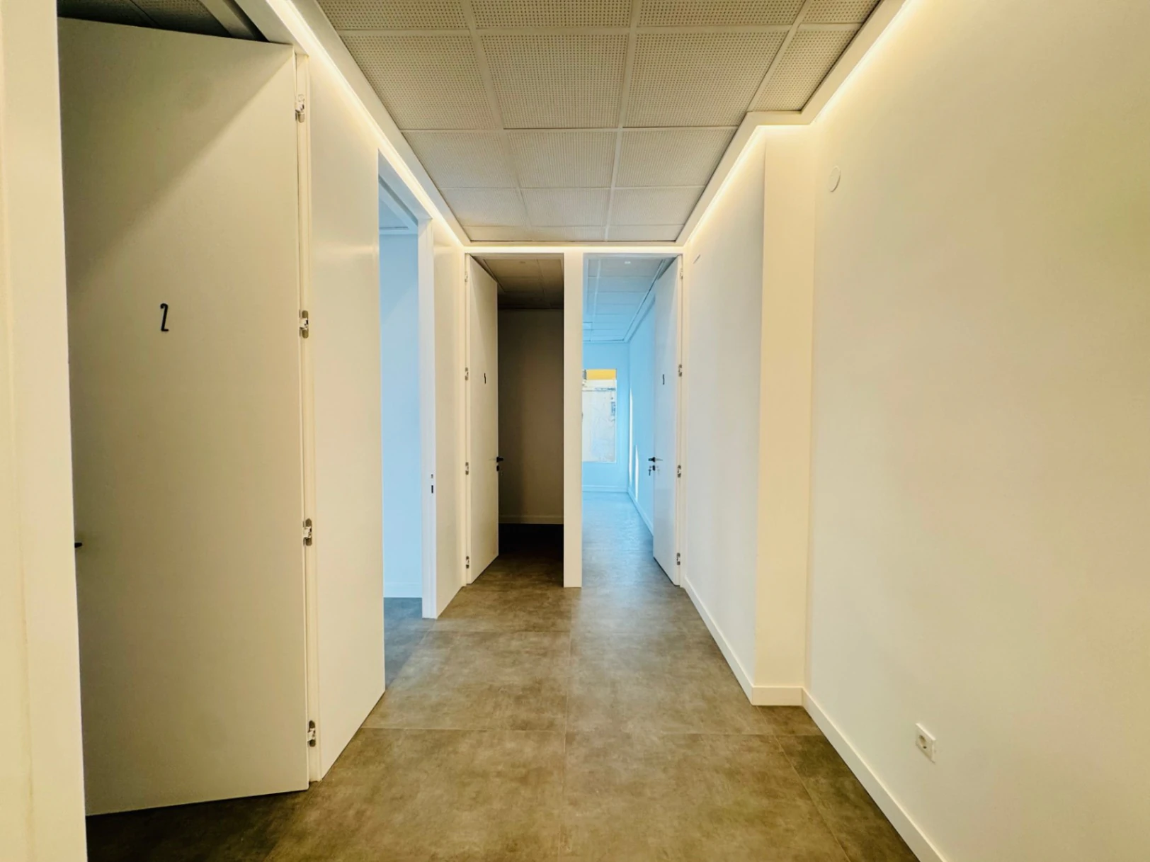 Denia. Alquiler oficinas independientes en bajo comercial. Opción alquiler local entero .