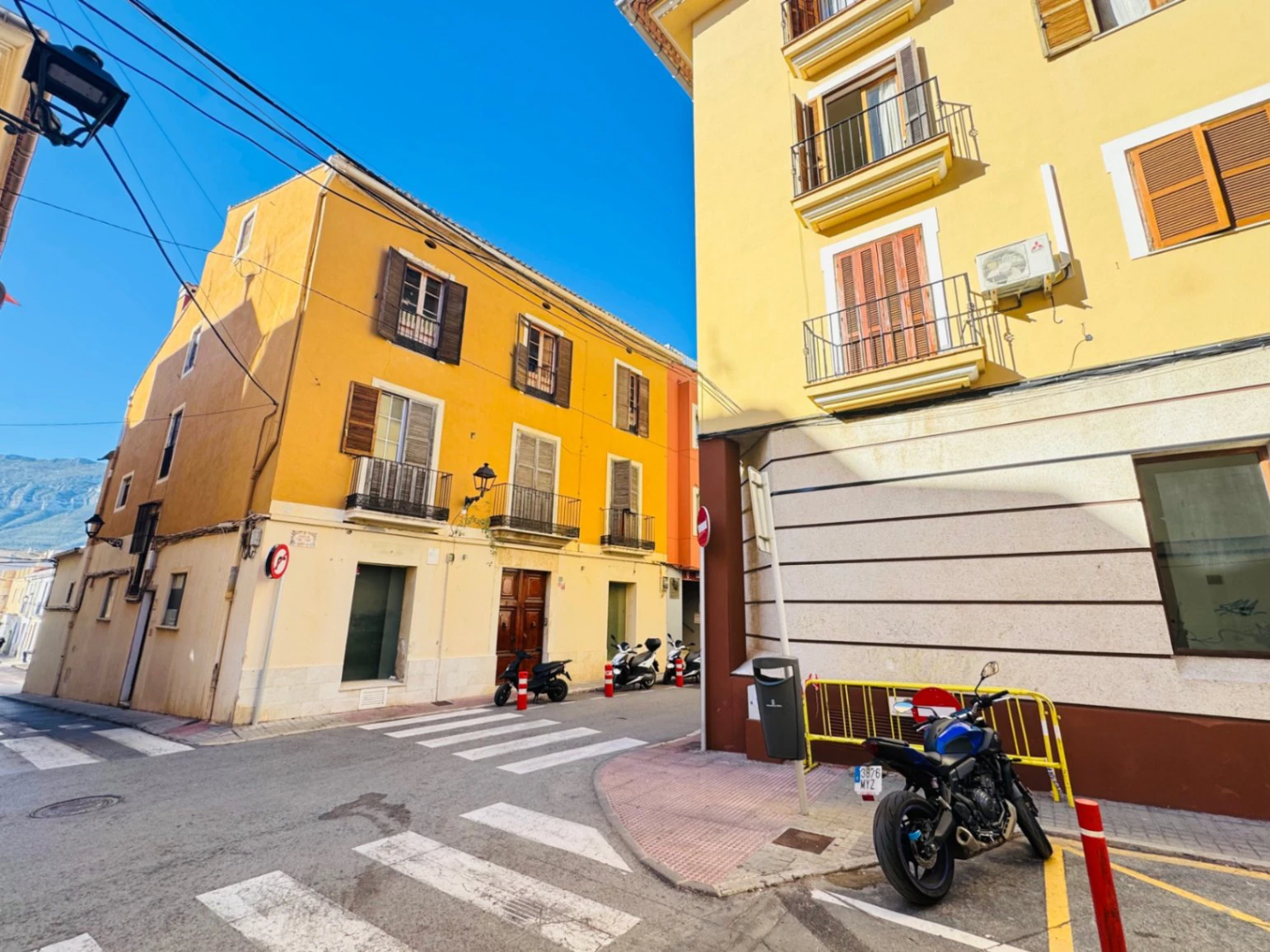 Denia. Alquiler oficinas independientes en bajo comercial. Opción alquiler local entero .