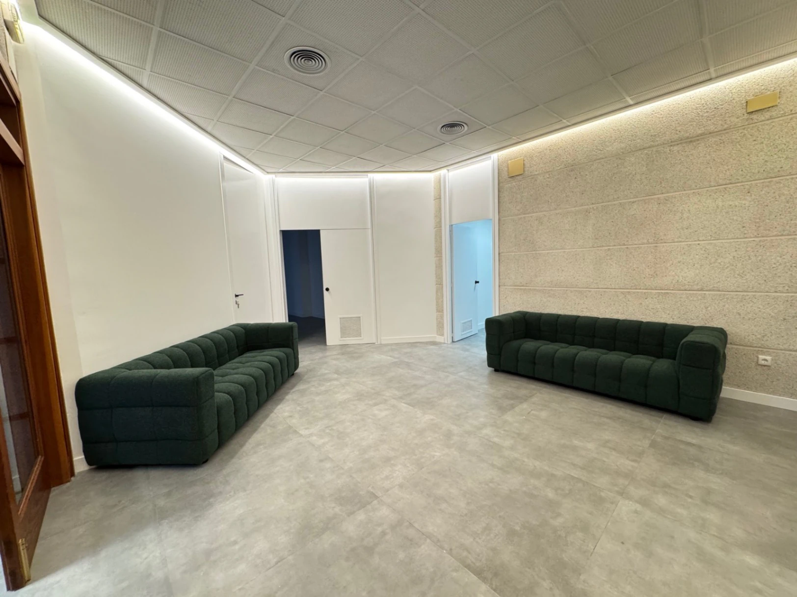 Denia. Alquiler oficinas independientes en bajo comercial. Opción alquiler local entero .