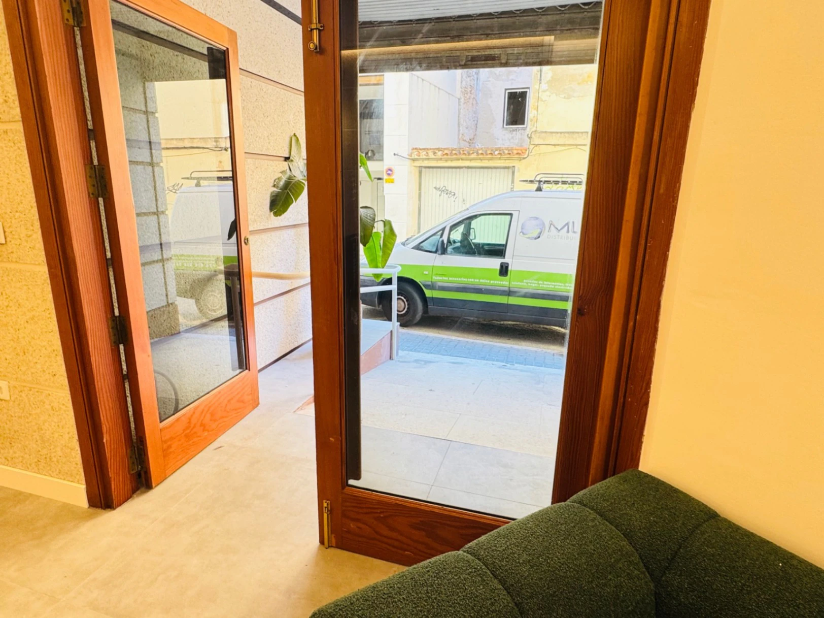Denia. Alquiler oficinas independientes en bajo comercial. Opción alquiler local entero .
