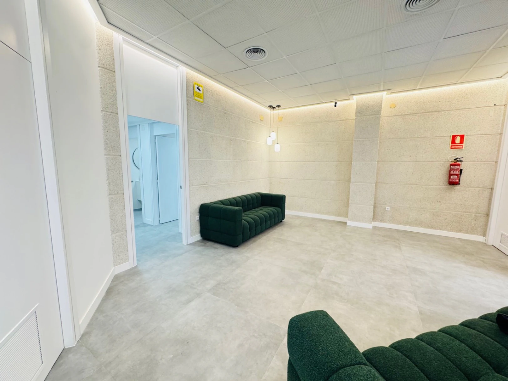 Denia. Alquiler oficinas independientes en bajo comercial. Opción alquiler local entero .