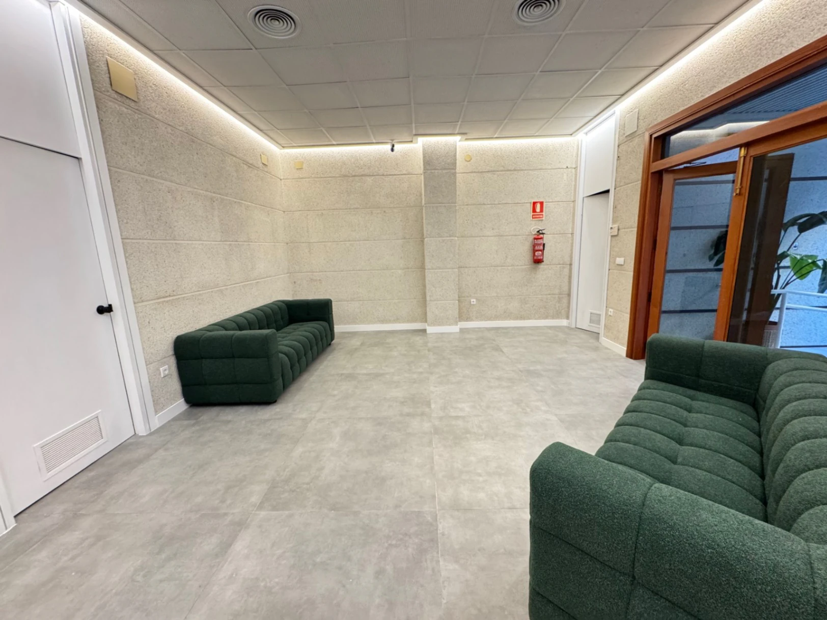 Denia. Alquiler oficinas independientes en bajo comercial. Opción alquiler local entero .
