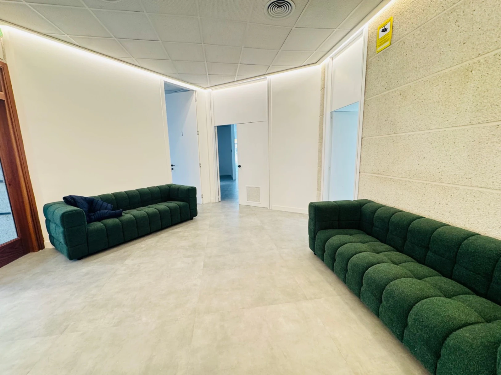Denia. Alquiler oficinas independientes en bajo comercial. Opción alquiler local entero .