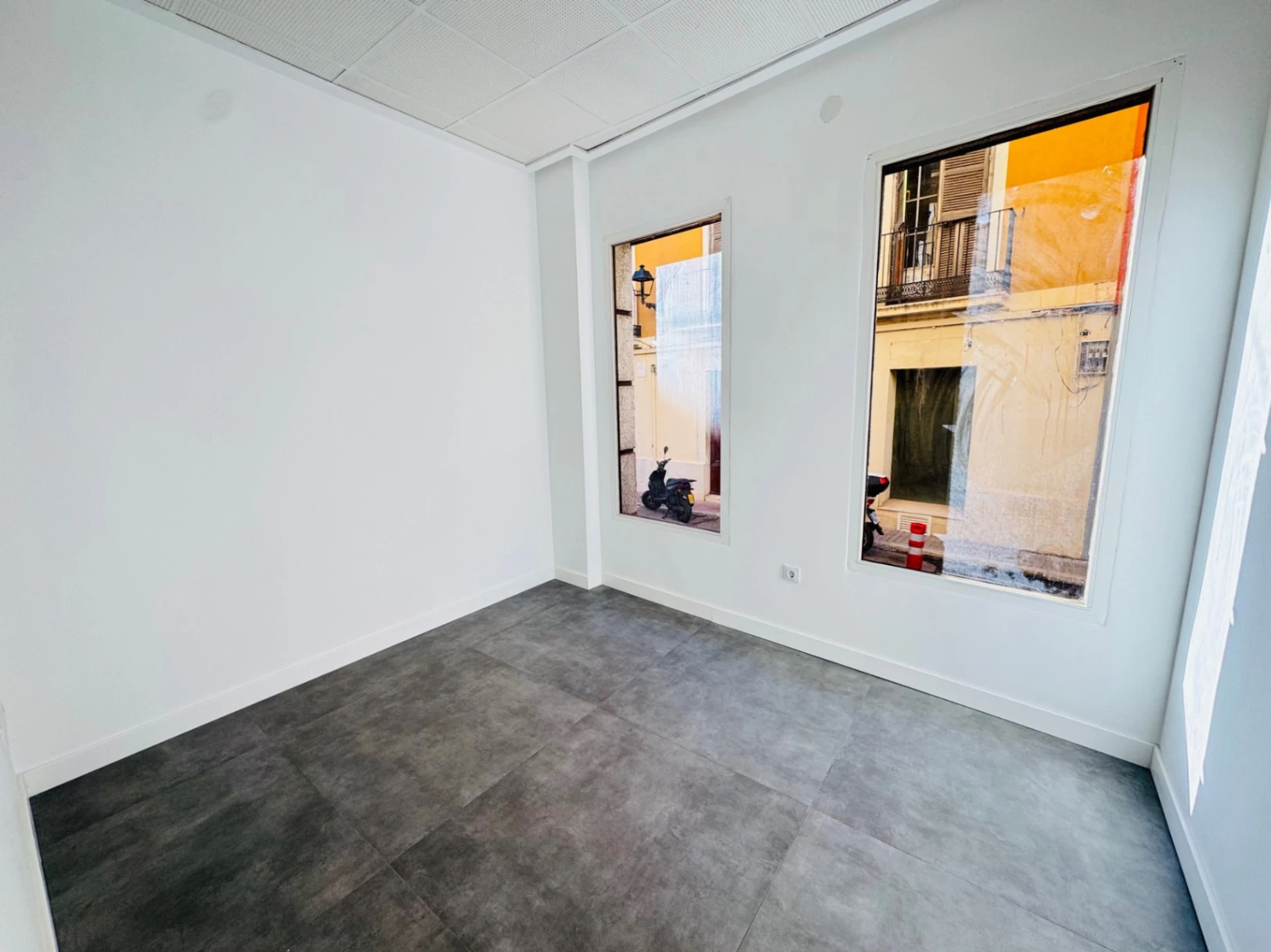 Denia. Alquiler oficinas independientes en bajo comercial. Opción alquiler local entero .