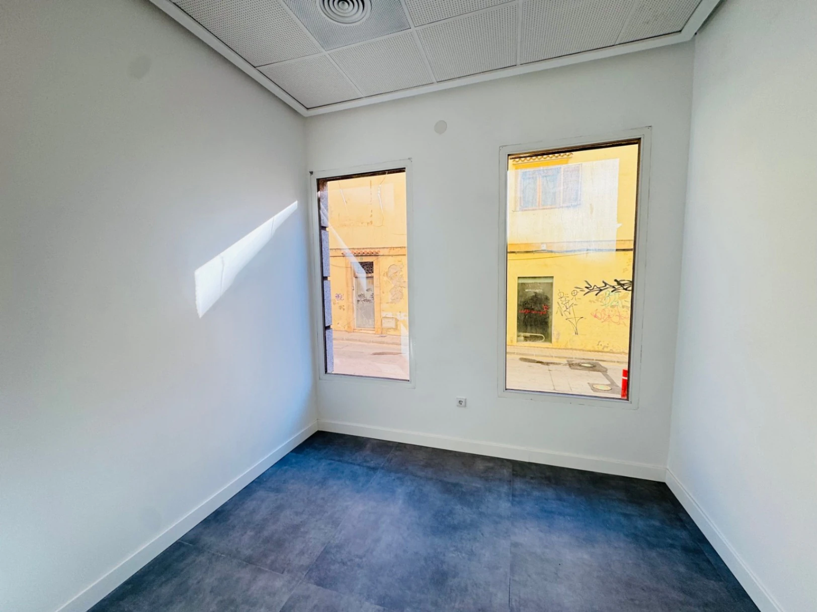 Denia. Alquiler oficinas independientes en bajo comercial. Opción alquiler local entero .