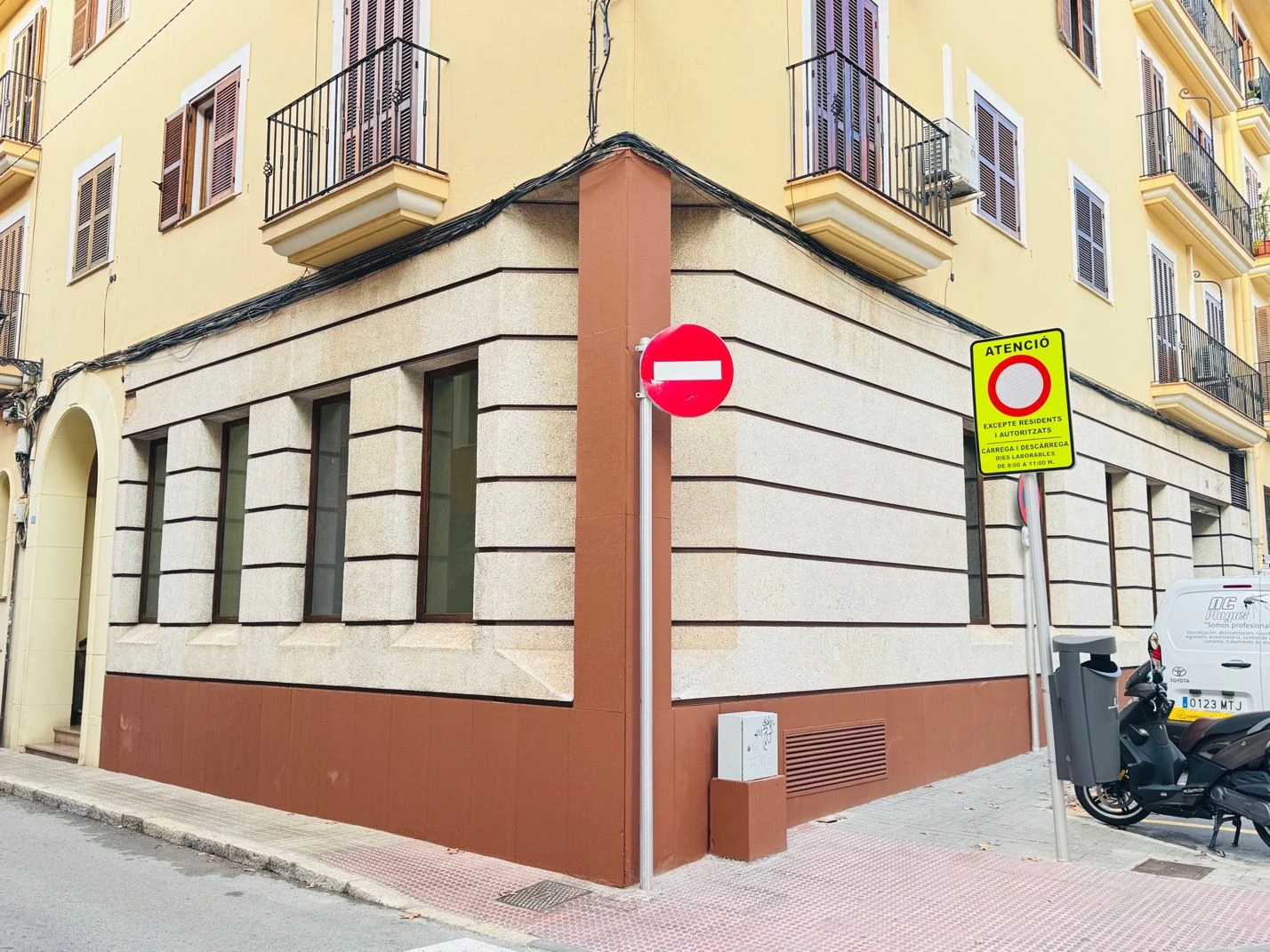 Denia. Alquiler oficinas independientes en bajo comercial. Opción alquiler local entero .