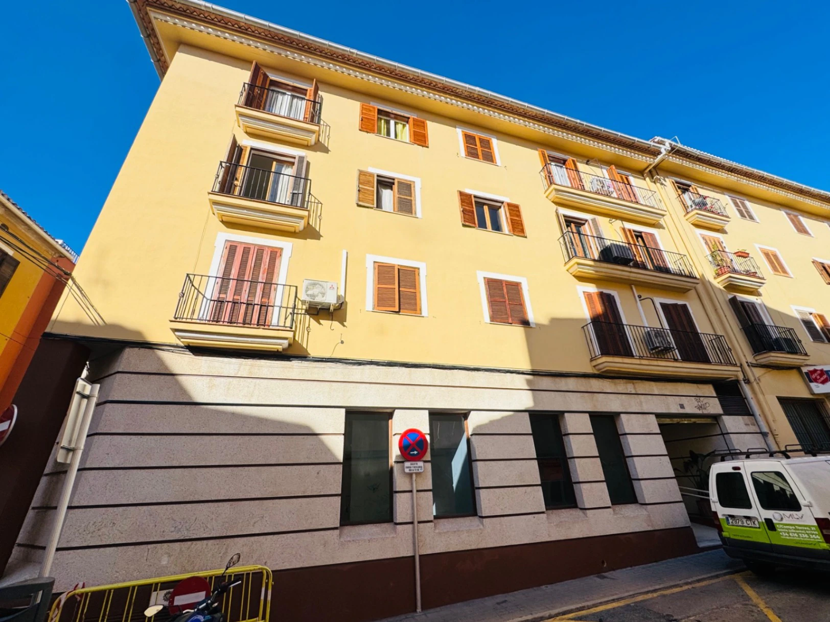Denia. Alquiler oficinas independientes en bajo comercial. Opción alquiler local entero .
