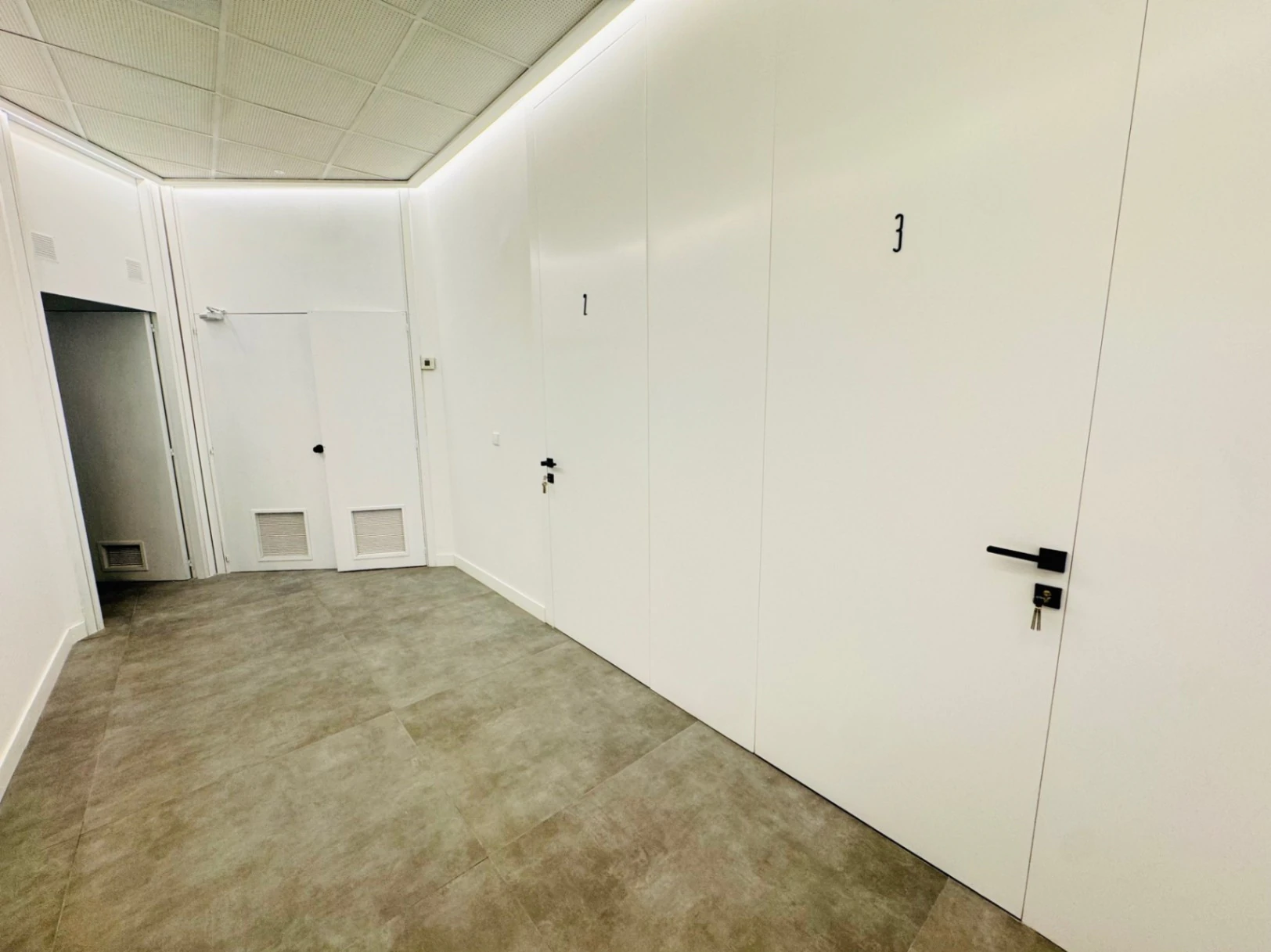 Denia. Alquiler oficinas independientes en bajo comercial. Opción alquiler local entero .